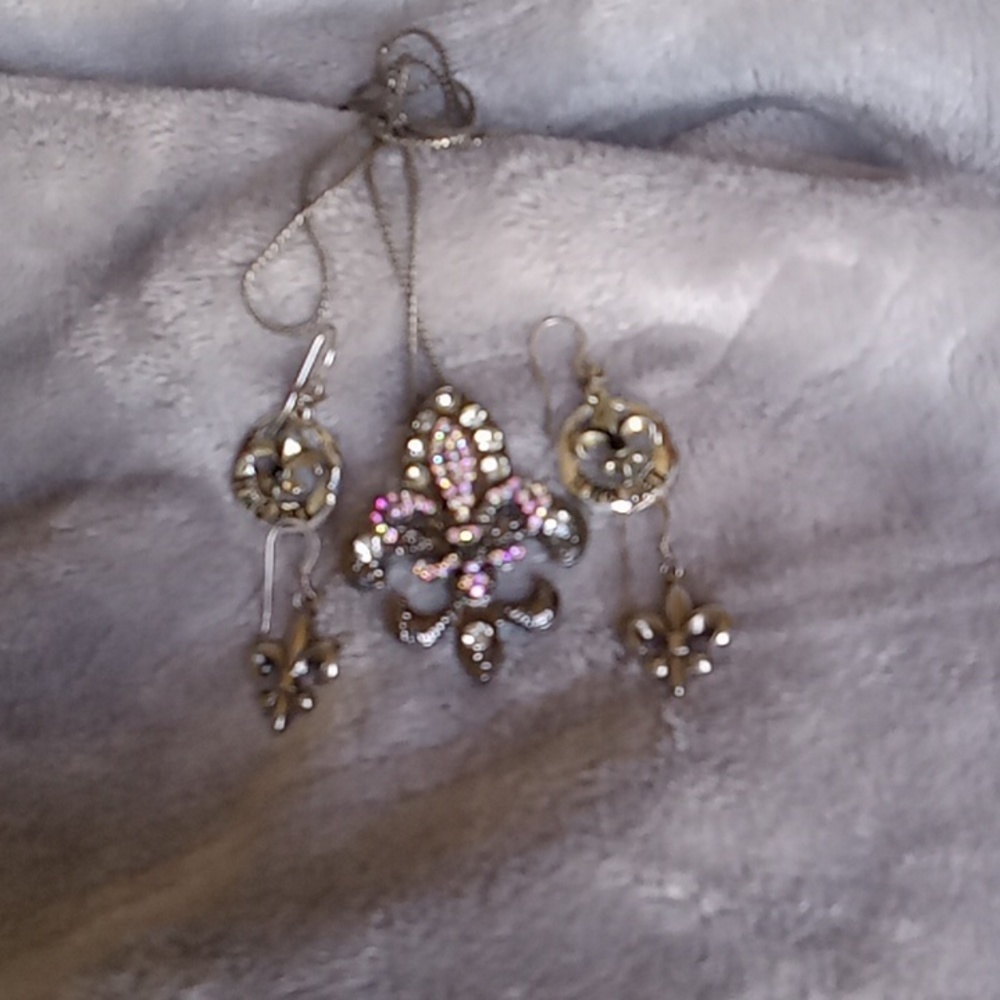 Saints jewelry, 2 pairs of earrings and a necklace, who Dat said...